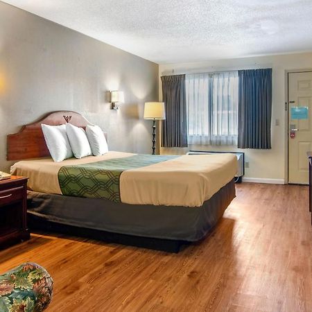 Econo Lodge Inn & Suites Fort Oglethorpe Exterior photo