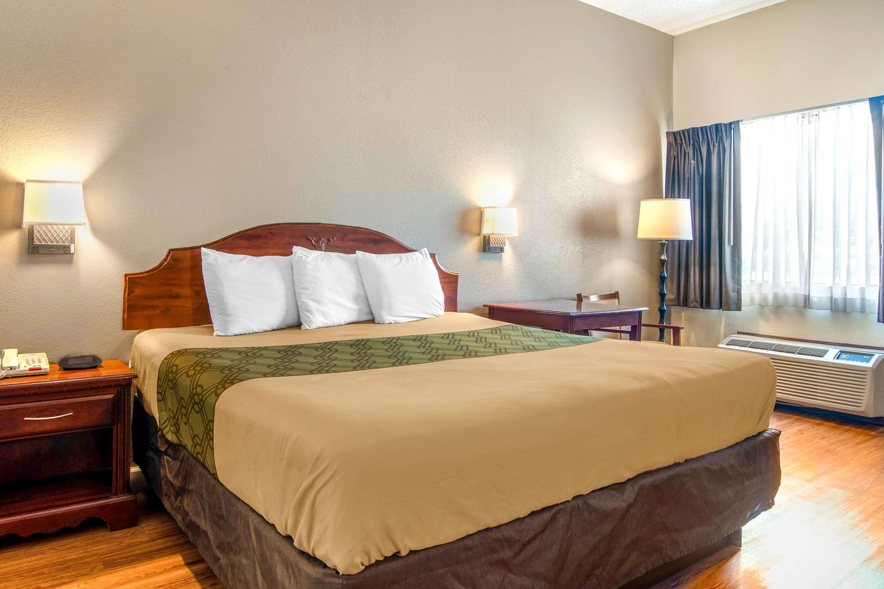 Econo Lodge Inn & Suites Fort Oglethorpe Exterior photo