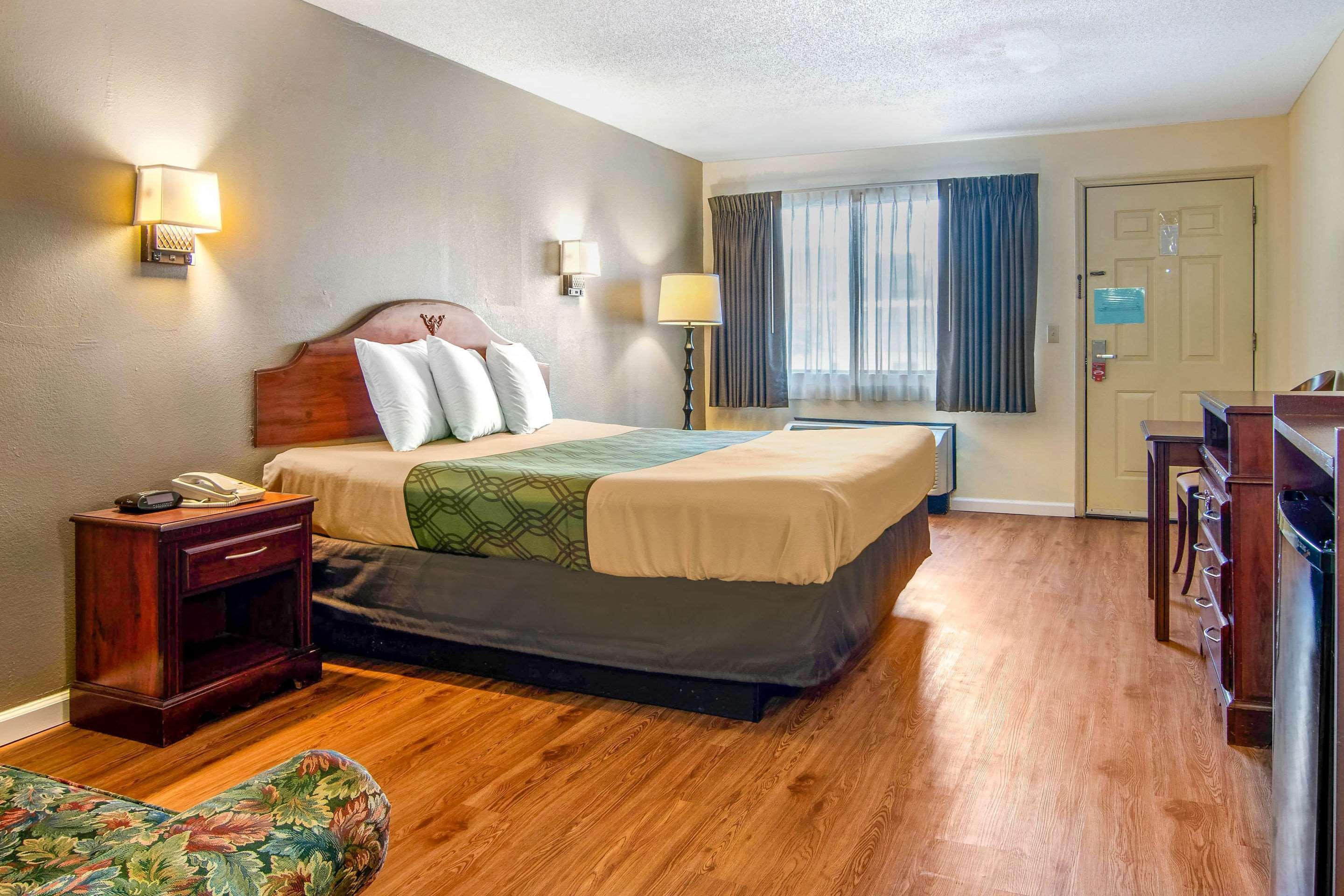 Econo Lodge Inn & Suites Fort Oglethorpe Exterior photo