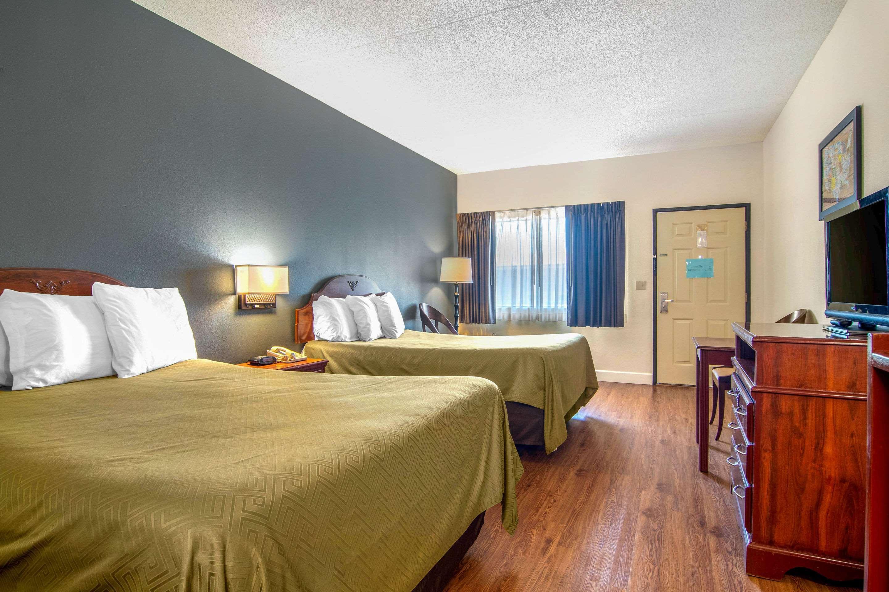 Econo Lodge Inn & Suites Fort Oglethorpe Exterior photo